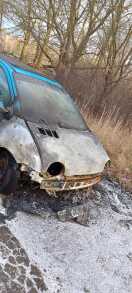 Foto: abgebranntes Auto ohne Nummernschilder  